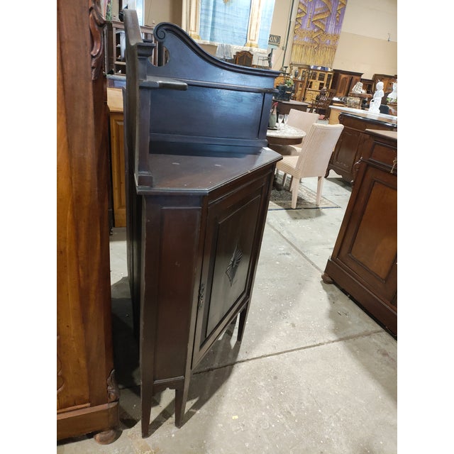 Traditional Mid 20th Century Federal Style Mahogany Corner Cabinet With Swan-Neck Gallery Back For Sale - Image 3 of 8