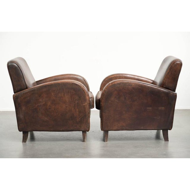 Set of 2 sturdy vintage sheepskin armchairs with a beautiful design and good seating comfort. This set of 2 sturdy vintage...