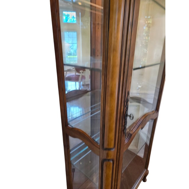 1990s Ethan Allen Country French Curio Cabinet Glass Display Case China Hutch Lighted For Sale - Image 9 of 18