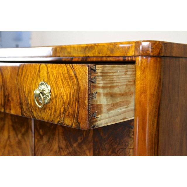 Wood Biedermeier Commode in Nutwood, Austria, 1830s For Sale - Image 7 of 18