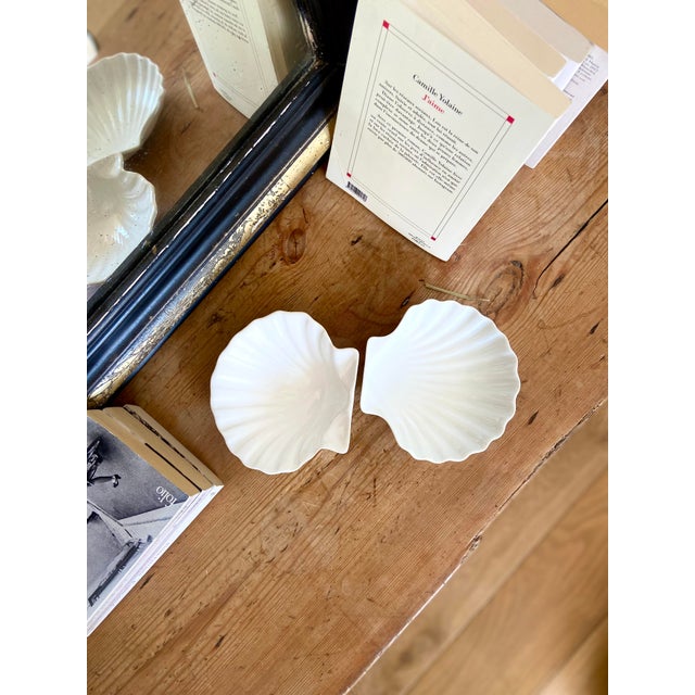 Pair of white earthenware trinket trays. In excellent condition - no snags. 1970s. Dimensions: 14 x 13 cm.