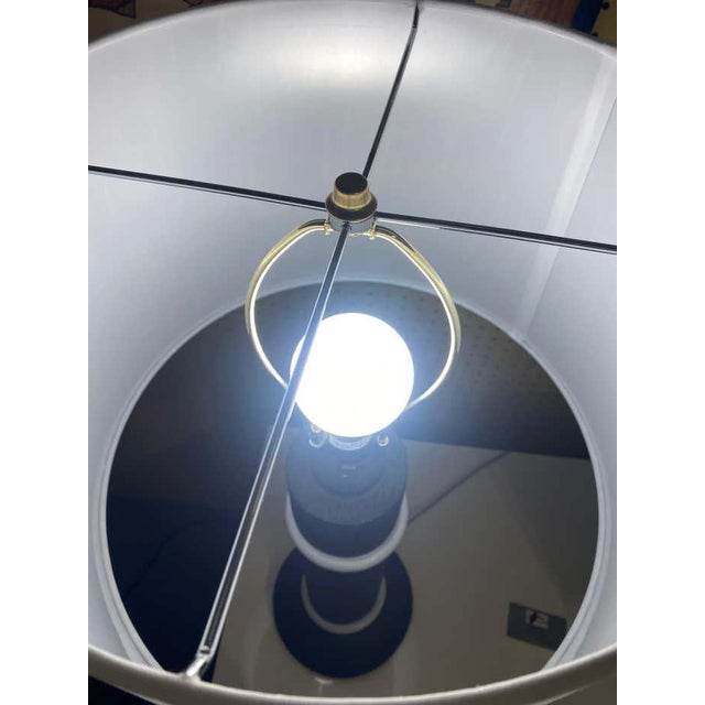 1980s Memphis Grey and White Table Resin Lamp For Sale - Image 5 of 6
