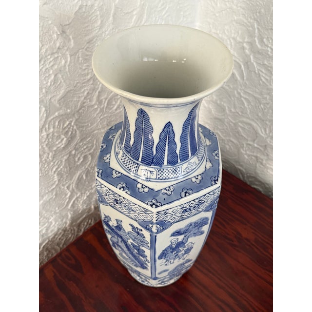 Chinoiserie Vintage 1980s Chinese Export Blue and White Porcelain Faceted Vase For Sale - Image 3 of 5