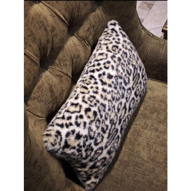 This rectangular throw pillow, measuring 30×50 cm, features a striking black and white leopard print as its core design....