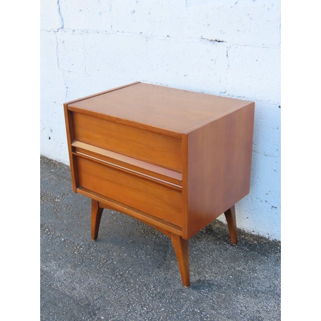 Mid Century Modern Nightstand Side End Bedside Table 6235 For Sale - Image 15 of 17