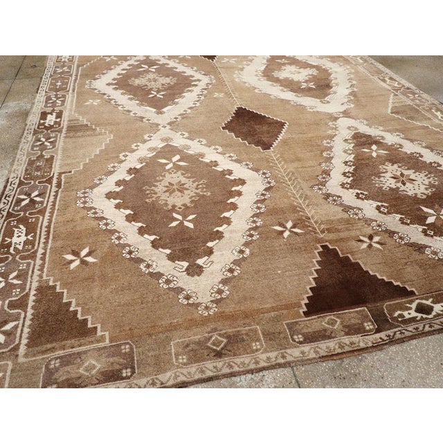 Galerie Shabab Collection Mid-20th Century Turkish Anatolian Room Size Carpet For Sale In New York - Image 6 of 8