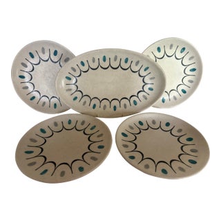 1950s 4 Metlox Dessert Plates and an Oval Serving Plate - 5 pcs For Sale