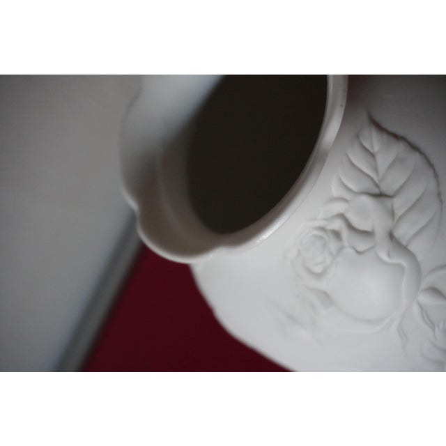 Vintage German Vases in Biscuit Porcelain from AK Kaiser, 1960s, Set of 2 For Sale - Image 4 of 10