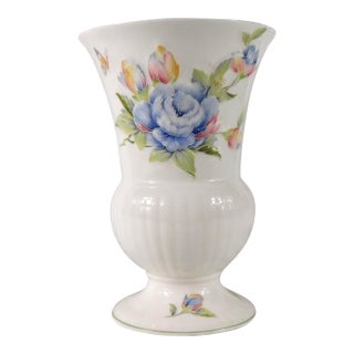 1970s John Aynsley & Sons White Floral Footed Vase in Celeste For Sale