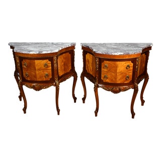 1920 Pair French Louis XV Walnut Satinwood & Marble Bedside Tables Nightstands For Sale