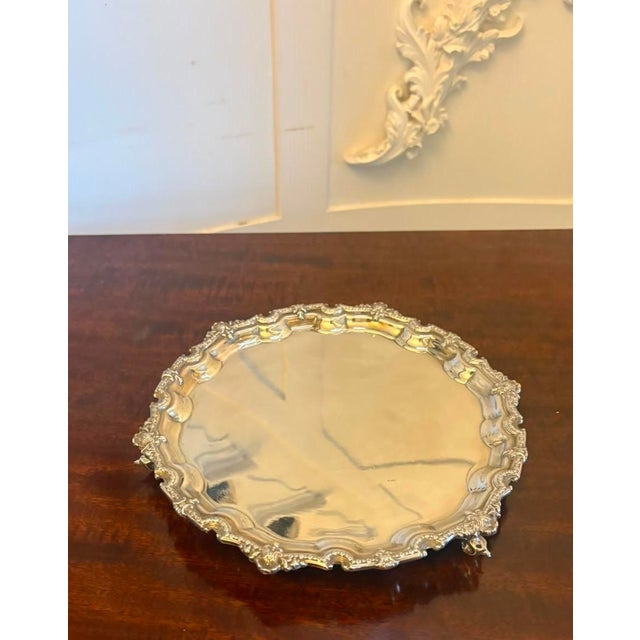 A superb quality antique Edwardian silver plated salver of elegant circular form. The tray features a beautifully shaped...