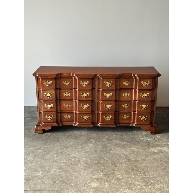 Chippendale Vintage Georgian Serpentine Block-Front Mahogany 8-Drawer Dresser For Sale - Image 3 of 18