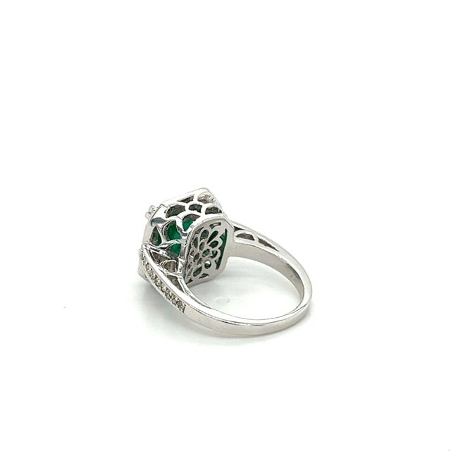 3 Carat Colombian Emerald in 18K White Gold Ring & Round Cut Diamond Halo, Size 5.5 For Sale - Image 4 of 7