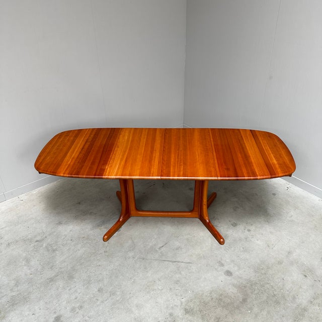Mid-Century Modern Danish Extendable Oval Dining Table, 1960s, in Good conditions. Designed 1960 to 1969