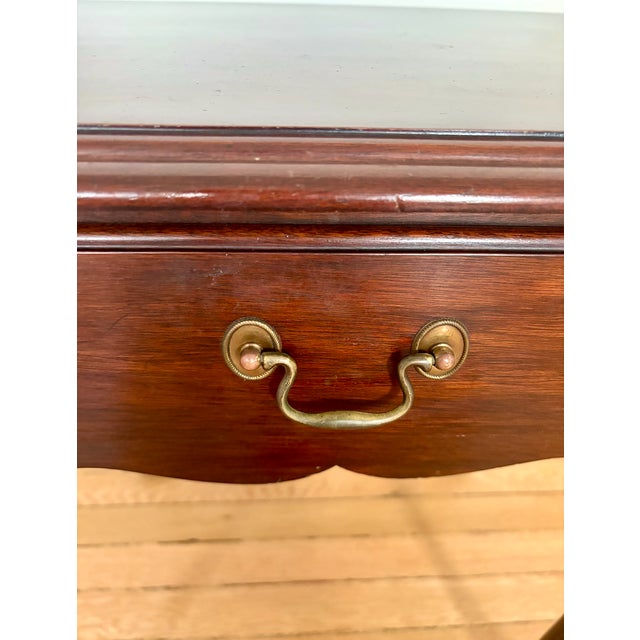 Vintage 1985 Virginia Galleries by Henkel-Harris Solid Mahogany Queen Anne Side Table For Sale - Image 9 of 11