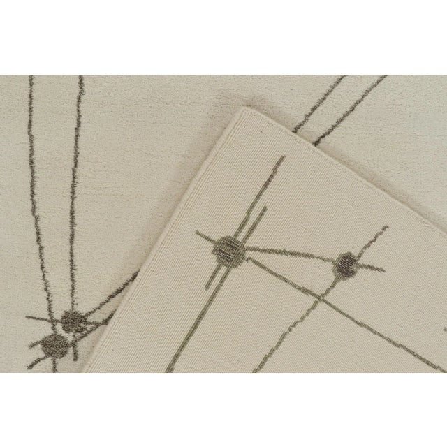 Textile 2010s Rug & Kilim’s Mid-Century Modern Style Rug in White and Gray Geometric Pattern For Sale - Image 7 of 8