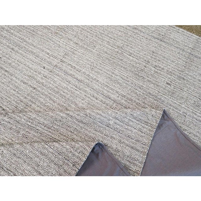 Textile Galerie Shabab Collection Mid-20th Century Vintage Turkish Flatweave Kilim Room Size Carpet For Sale - Image 7 of 8