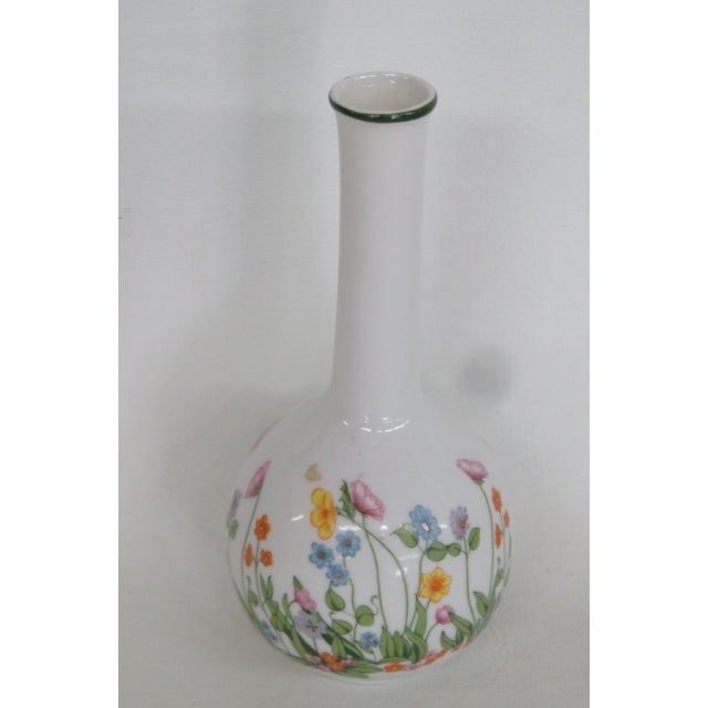 Mid-Century Modern White Ceramic Rounded Tapered Bud Vase With Colorful Floral Garden Motif #5116b For Sale - Image 3 of 12