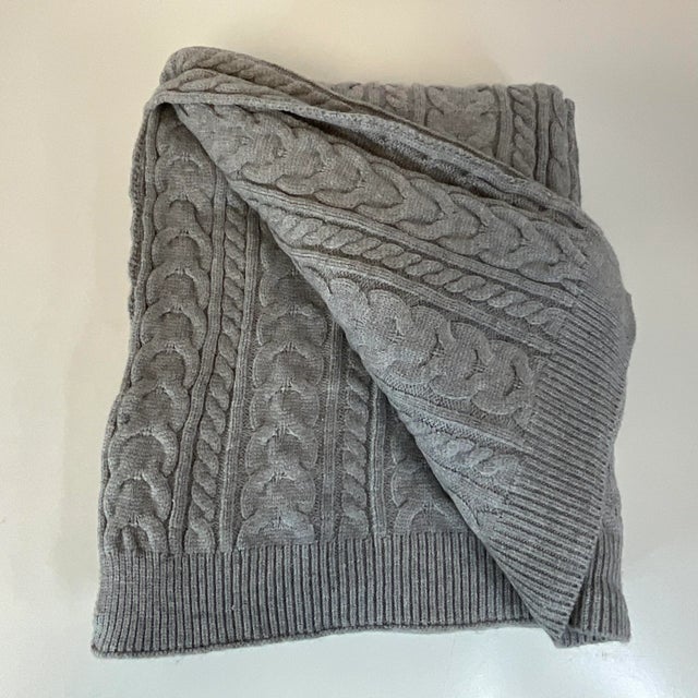 Textile Contemporary Hollywood Regency Gray Cable Knit Throw. For Sale - Image 7 of 7