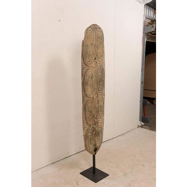 Mid 20th Century Oceanic War Shield, Papua New Guinea For Sale - Image 4 of 12