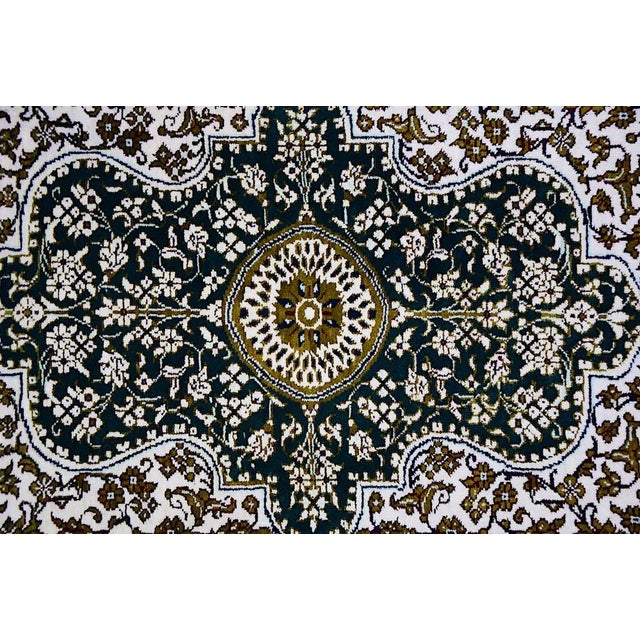 This ghom sideline rug is made of 100% silk. Very fine and dense link with approx. 1,000,000 knots / m².
