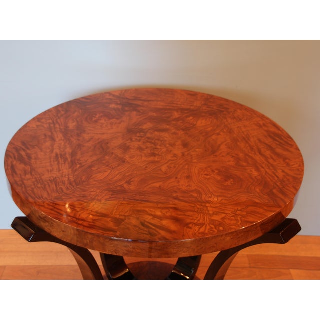 This round side table in classic Art Deco style dates from the 1930s and is made of veneered (floral) ash in very good,...