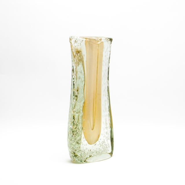 2020s Hand-Blown Murano Fluid Vase in Clear With 24-Karat Gold Flecks and Bubble Details For Sale - Image 5 of 10