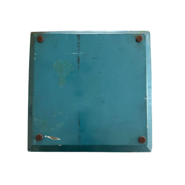 Mid 20th Century Vintage Chinoiserie Gilt & Teal Green Tole Peinte Square Vide Poche / Valet / Tray With Hand Painted Pagoda Detailing, Circa 1960 For Sale - Image 5 of 5