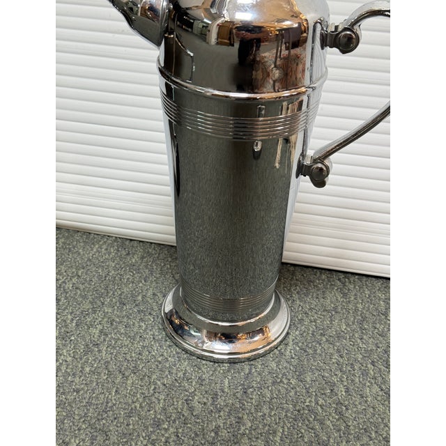 Metal Vintage Art Déco Style Silver-Toned Cocktail Shaker For Sale - Image 7 of 12