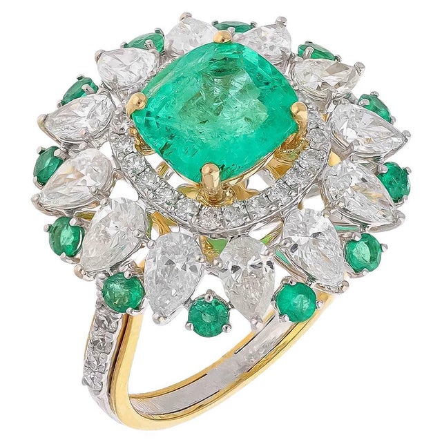 Modern Natural Zambian Emerald Ring With Diamond and 18k Gold For Sale - Image 3 of 8