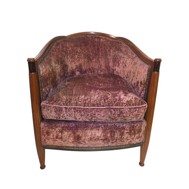 An elegant and finely executed pair of French Art Deco bergères by Maison Dominique, one of the most celebrated Parisian...