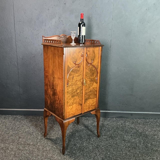 Art Nouveau French Burr Walnut Music Cabinet, 1900, in Good conditions. Designed 1890 to 1919