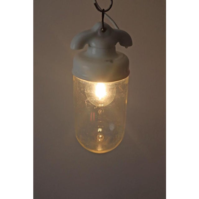 This glass bulb lamp is something really special in its own way. The elegantly curved porcelain and the original mouth-...