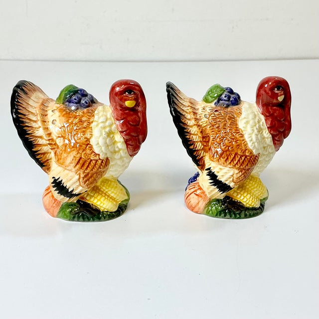 American 1960s Mid-Century Americana Boho Chic Thanksgiving Colorful Turkey Salt and Pepper Shakers - A Pair For Sale - Image 3 of 11