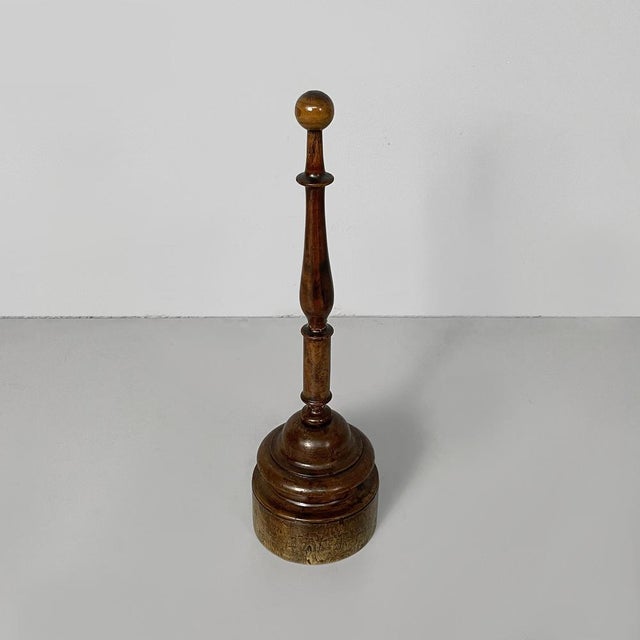Italian round doorstop in turned wood, 1930s Round-based doorstop, made of turned wood. Decorative sphere at the top....