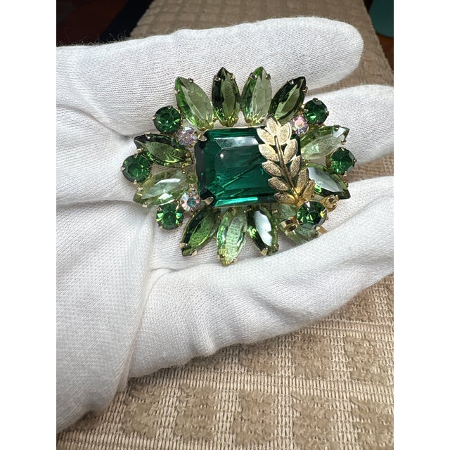 Mid-Century Modern Vintage DeLizza & Elster Green Rhinestone Gold Leaf Finding Brooch • Book Piece For Sale - Image 3 of 6