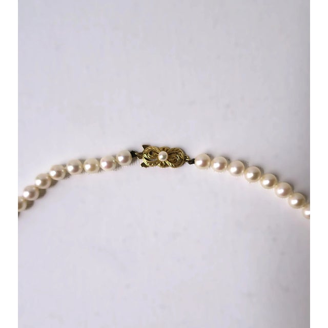 Pearl Necklace From Mikimoto Akoya Pearls and 18 Karat Gold For Sale - Image 11 of 12