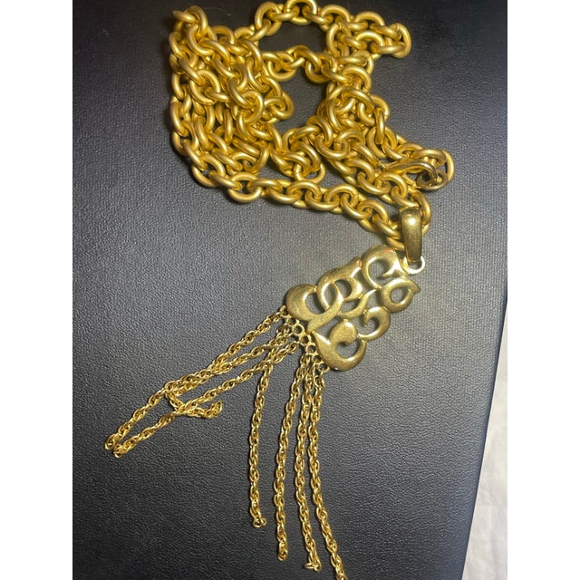 Metal 1960s Kramer Large 29” Oval Link Chain and Abstract Tasseled Pendant 4.5” For Sale - Image 7 of 7