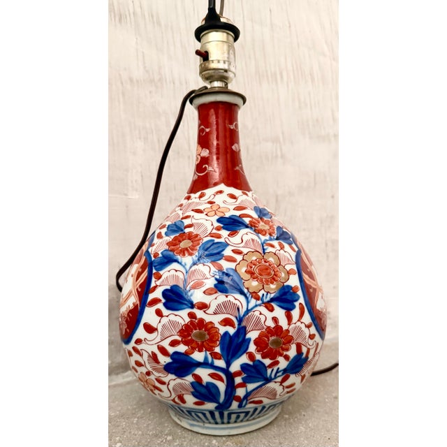 Meiji Period Antique Japanese Imari Porcelain Chinoiserie Vase Table Lamp in Red, Blue & White For Sale - Image 4 of 12