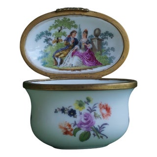 18th Century Porcelain Snuffbox For Sale