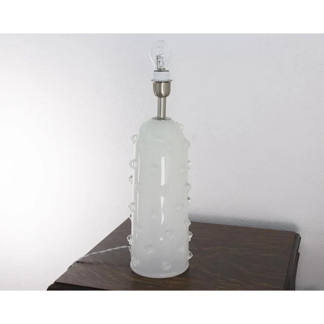 Silk-Colored Murano Artistic Glass Table Lamp with Warm Crystal Studded Studs, Italy For Sale - Image 4 of 9