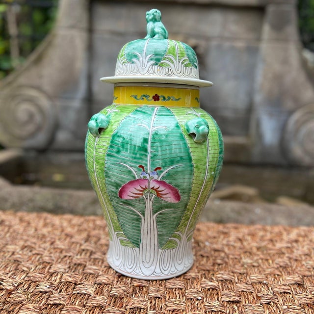 This magnificent large-scale ginger jar is a true collector's piece. Featuring the classic Bok Choy pattern in beautiful...