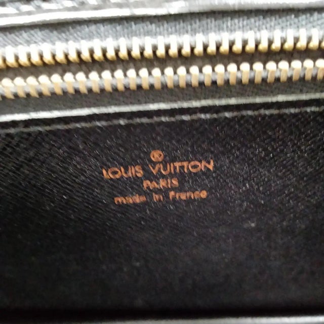 1990s A 1995 Louis Vuitton Poche Dragonne Blak Epi Leather Clutch For Sale - Image 5 of 18