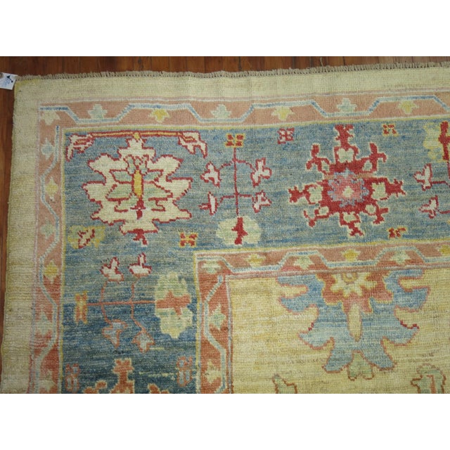 Turkish Vintage Inspired Wool Oushak rug no.8767 For Sale - Image 3 of 7