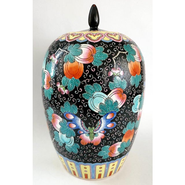 Offering a gorgeous hand painted Chinese porcelain ginger jar, circa Mid 20th Century. This jar is considered "Famille...