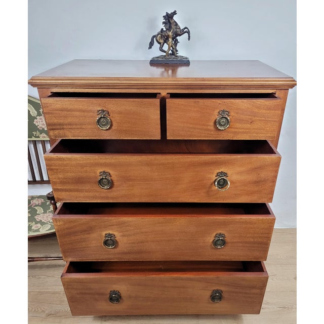 This is a gorgeous 1910's Chest of drawers, with wonderful Edwardian period features that would excentuate the home...