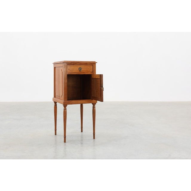 1920s Art Deco Nightstand in Oak with Turned Legs, France, 1920 For Sale - Image 5 of 11