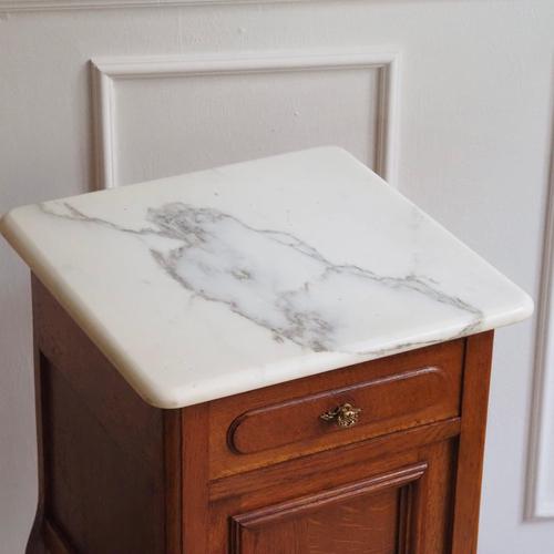 This French bedside table dates from around 1900 and is in the Louis XV style. Its curved silhouette, delicate framing of...