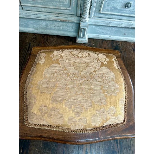 Louis XV–Style Silk Damask Upholstered Stool For Sale - Image 4 of 5