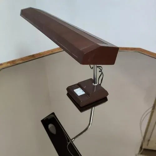 Despite its age, this English ministerial lamp is in excellent condition, ready to be used and admired. The high-quality...